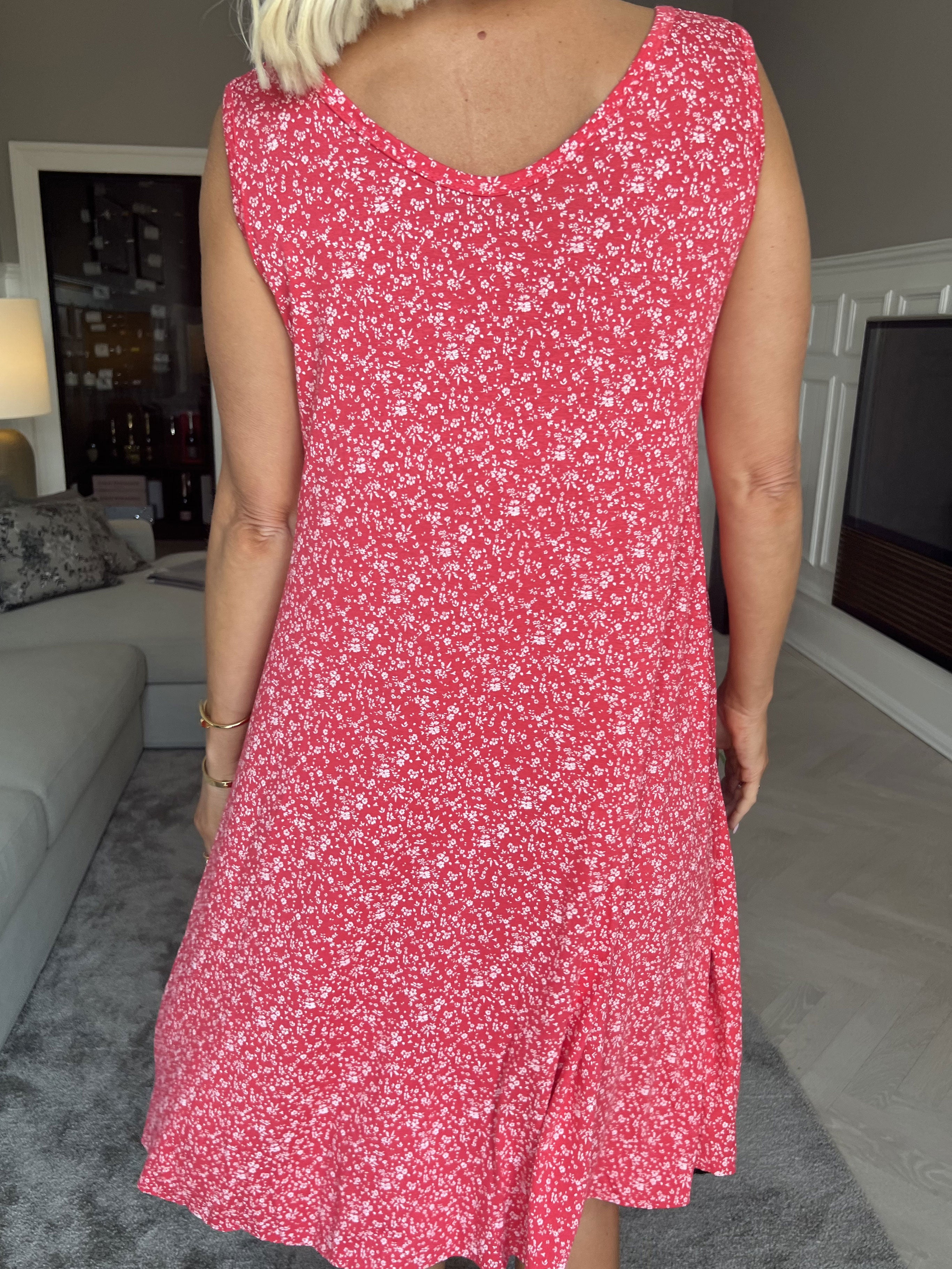 Astrid - Söt sommarklänning i viskos med ett litet blommigt mönster